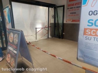 Viterbo - Furto al Bluespirit - Sfondate le vetrine