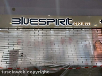 Viterbo - Furto al Bluespirit - Sfondate le vetrine