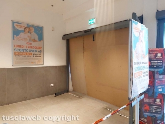 Viterbo - Furto al Bluespirit - Sfondate le vetrine