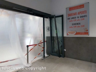 Viterbo - Furto al Bluespirit - Sfondate le vetrine