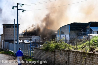 Gallese - Incendio in una fabbrica di sanitari