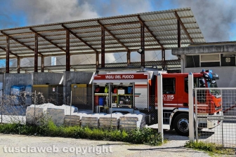 Gallese - Incendio in una fabbrica di sanitari