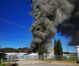 Gallese - Incendio in una fabbrica di sanitari