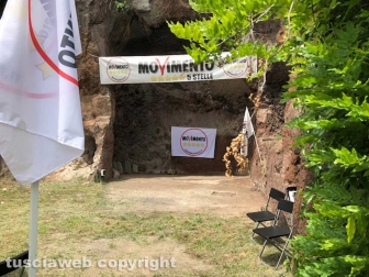 Gazebo e bandiere di M5s a Poggio Giudio