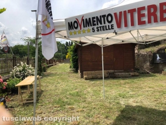 Gazebo e bandiere di M5s a Poggio Giudio