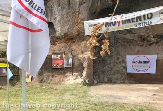 Gazebo e bandiere di M5s a Poggio Giudio