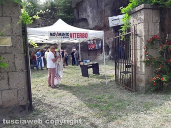 Gazebo e bandiere di M5s a Poggio Giudio - I sostenitori tolgono le bandiere