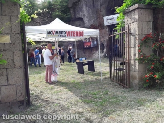 Gazebo e bandiere di M5s a Poggio Giudio - I sostenitori tolgono le bandiere