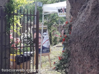 Gazebo e bandiere di M5s a Poggio Giudio - I cartelli girati verso l'interno