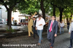 La passeggiata di Fini per le vie di Viterbo