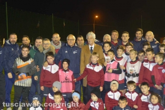 Tarquinia - Gianni Rivera con i bambini e i tecnici dell'Asd Tarquinia Calcio
