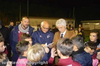 Gianni Rivera s'intrattiene con i bambini dell'Asd Tarquinia Calcio