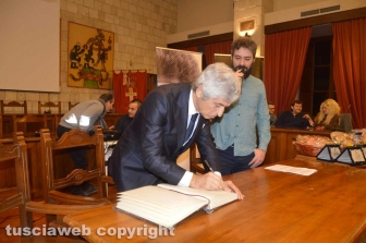 Tarquinia - Rivera lascia un ricordo sul libro delle firme del comune