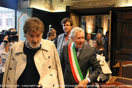 Gigi Proietti accolto a palazzo dei Priori