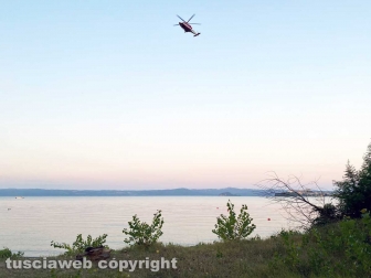 Capodimonte - Giovane disperso al lago, le ricerche dei vigili del fuoco