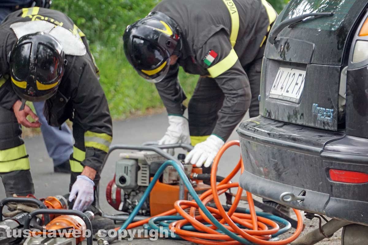 Giovane si schianta contro un albero e muore