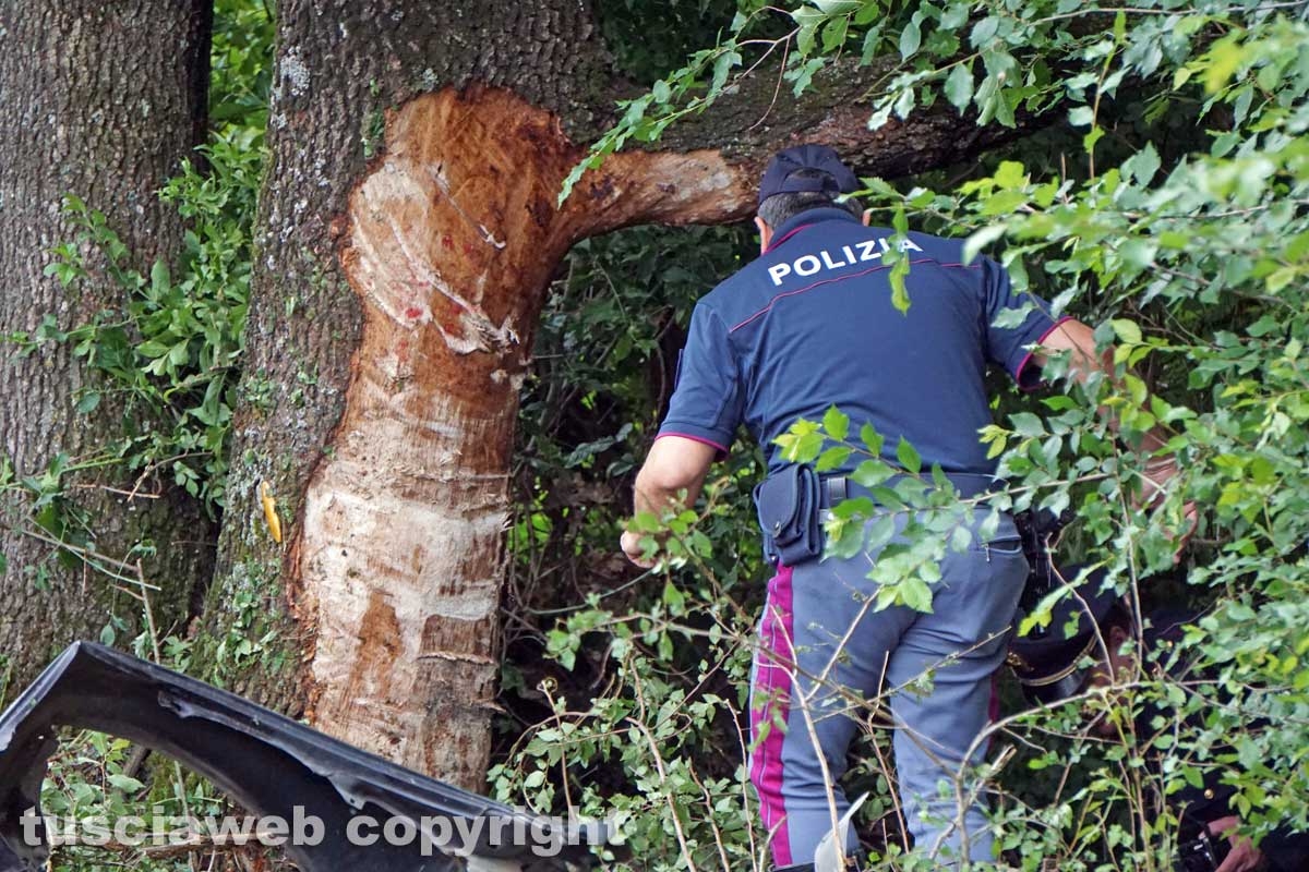 Giovane si schianta contro un albero e muore