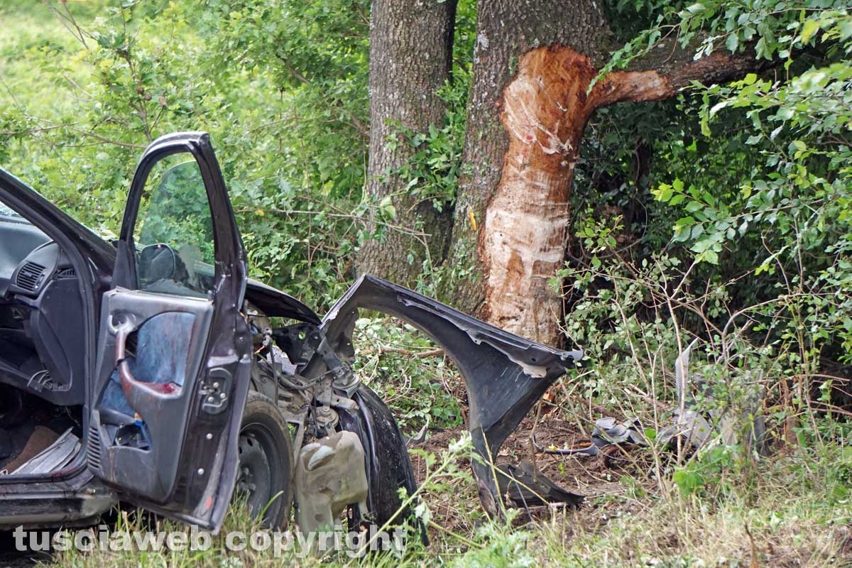 Giovane si schianta contro un albero e muore