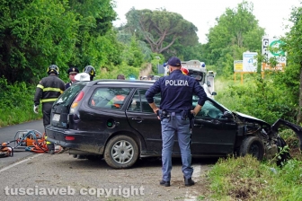 Giovane si schianta contro un albero e muore