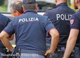 Giovane si schianta contro un albero e muore