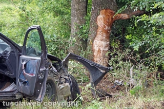 Giovane si schianta contro un albero e muore