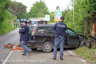 Giovane si schianta contro un albero e muore