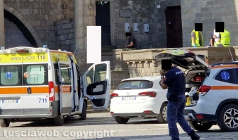 Viterbo - Giovane trovato impiccato in piazza San Lorenzo