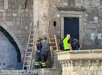 Viterbo - Giovane trovato impiccato in piazza San Lorenzo