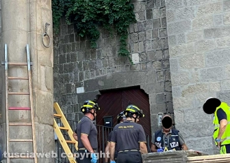 Viterbo - Giovane trovato impiccato in piazza San Lorenzo