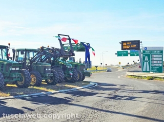 Gli agricoltori in protesta regalano verdura fresca agli automobilisti