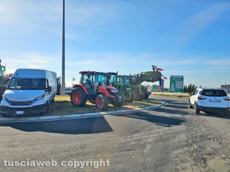 Gli agricoltori in protesta regalano verdura fresca agli automobilisti