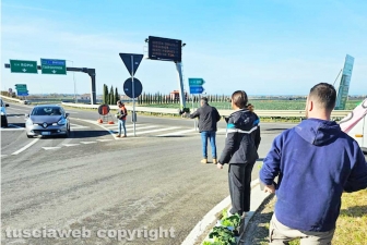 Gli agricoltori in protesta regalano verdura fresca agli automobilisti