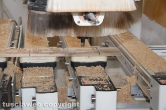 Gli occhiali in legno dell'artigiano Massimo Panetti