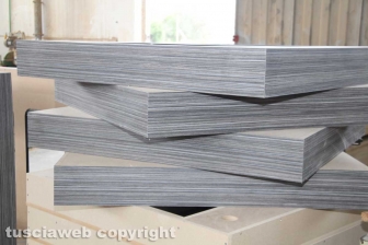 Gli occhiali in legno dell'artigiano Massimo Panetti