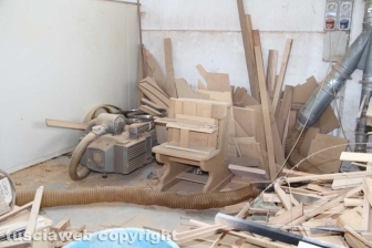 Gli occhiali in legno dell'artigiano Massimo Panetti