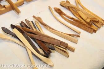 Gli occhiali in legno dell'artigiano Massimo Panetti