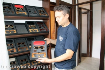 Gli occhiali in legno dell'artigiano Massimo Panetti