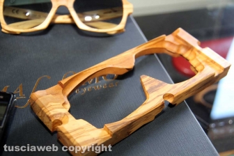 Gli occhiali in legno dell'artigiano Massimo Panetti