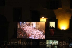 Il maxischermo in piazza del Comune