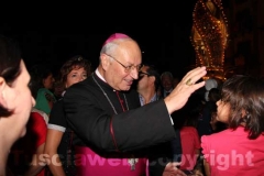 Il vescovo Lino Fumagalli saluta una bimba