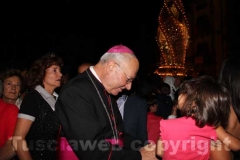 Il vescovo Lino Fumagalli saluta una bimba
