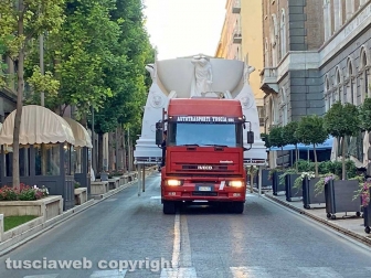 Viterbo - Santa Rosa - Gloria arriva in piazza del Comune