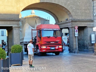 Viterbo - Santa Rosa - Gloria arriva in piazza del Comune