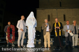 Gloria, assemblaggio in notturna