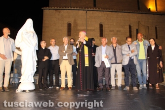 Gloria, assemblaggio in notturna