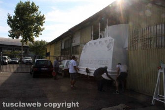 Gloria posizionata sui camion
