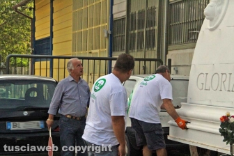 Gloria posizionata sui camion