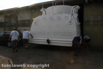 Gloria posizionata sui camion