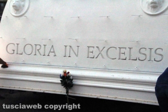 Gloria posizionata sui camion