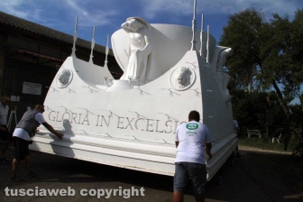 Gloria posizionata sui camion